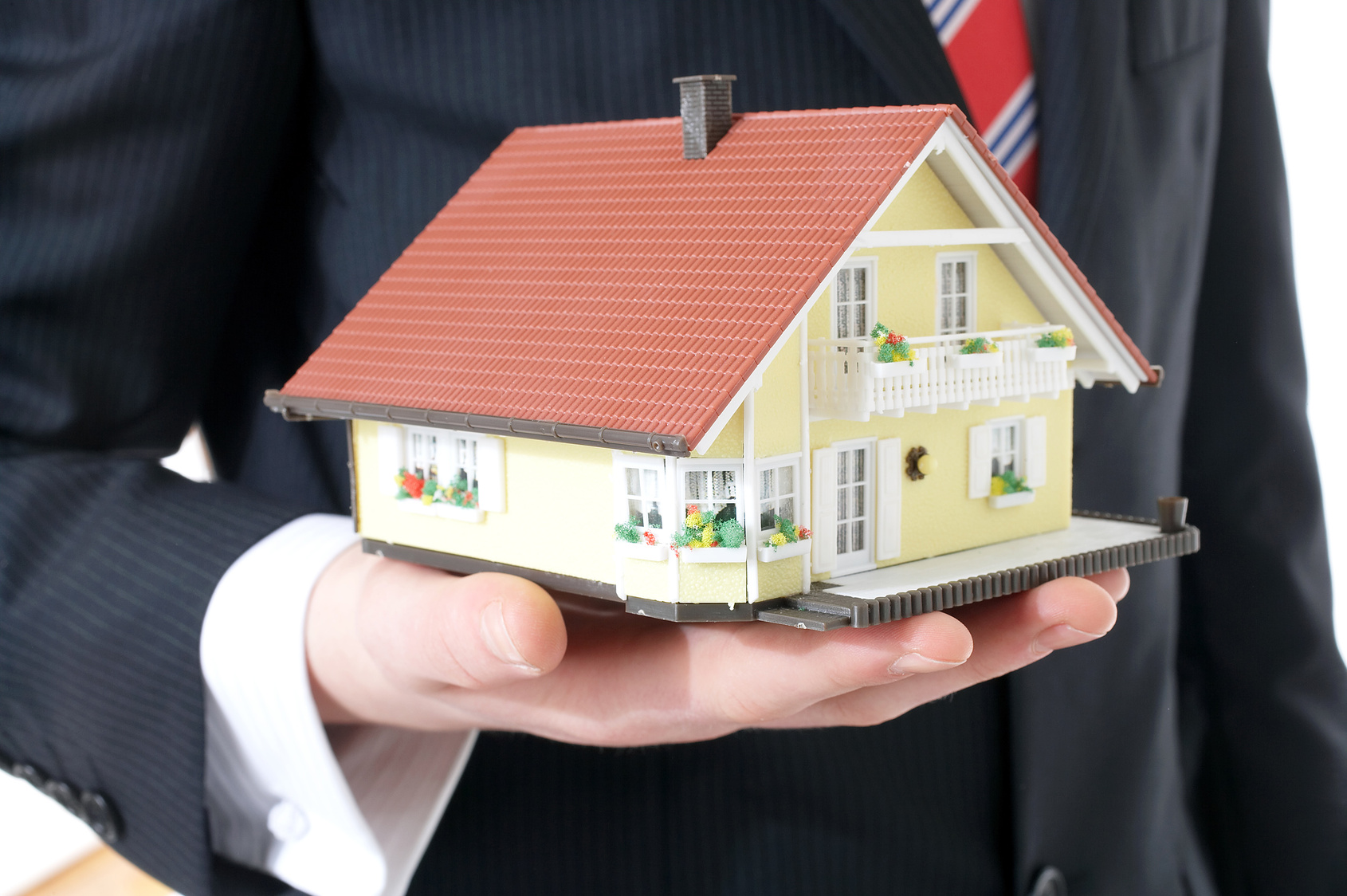 Оценка дома на 4. Экспертиза и управление недвижимостью. Оценщик имущества. Оценщик дома. Оценивает дом.